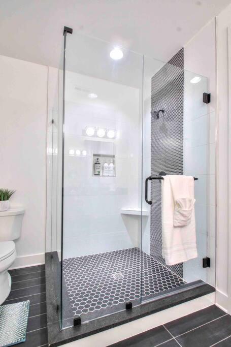 Luxurious Morden Loft Huge Rooftop & Skyline Views *