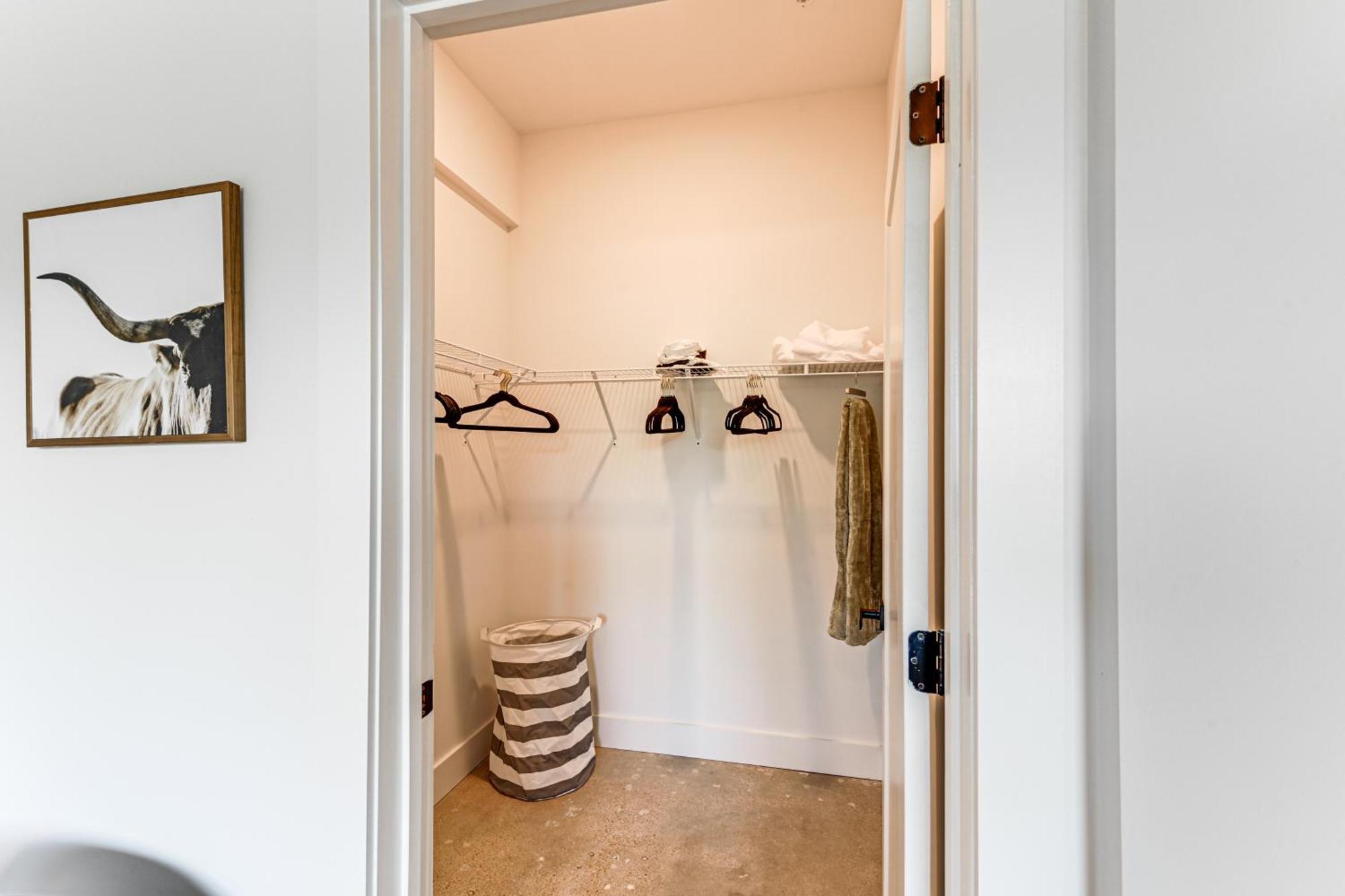 Modern 5 Mi To Downtown! Apartment