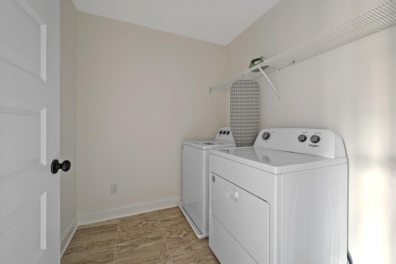 1 King 2 Queens Garage Yard Washer & Dryer