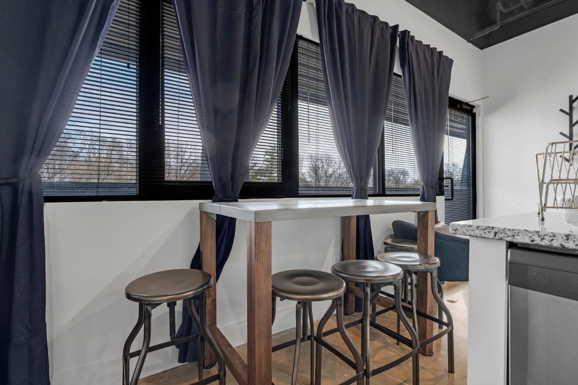 New Sleeps 4 - 7 Mins To Dwtn * Nashville