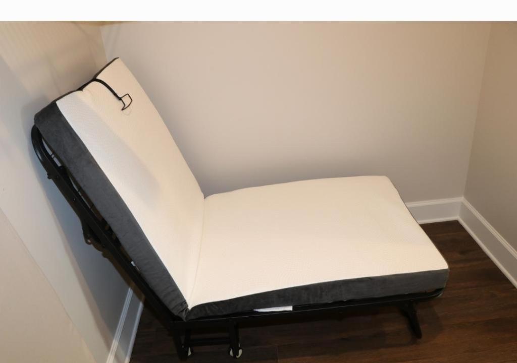 Spacious With Great Amenities Free Garage Parking Apartment *