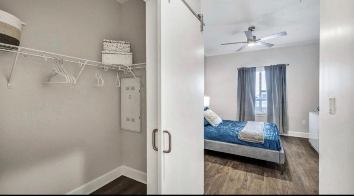 Spacious With Great Amenities Free Garage Parking Apartment *