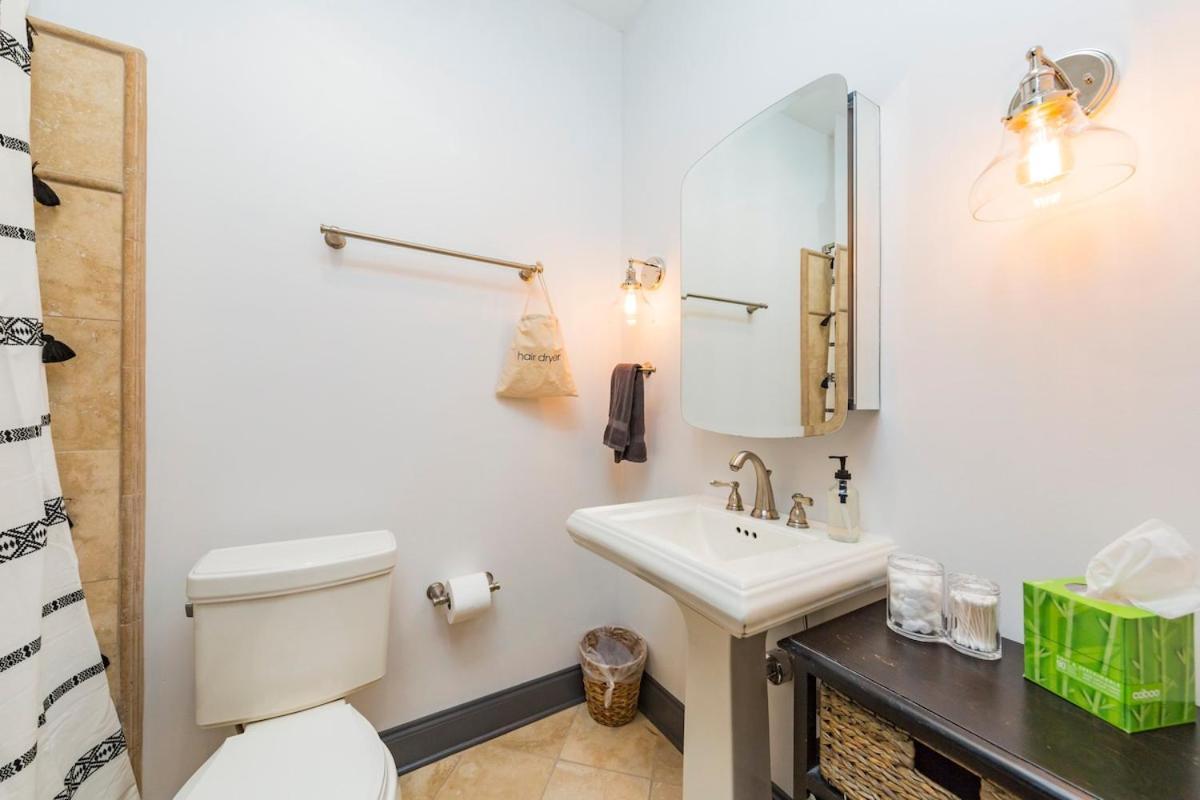 2 Chic Lofts Right On Broadway Strip Sleeps 10 *