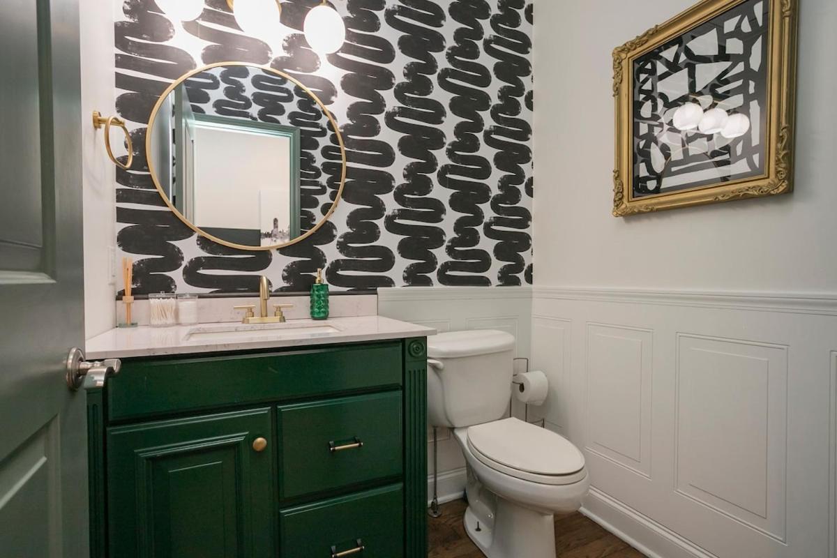 2 Chic Lofts Right On Broadway Strip Sleeps 10 Holiday home