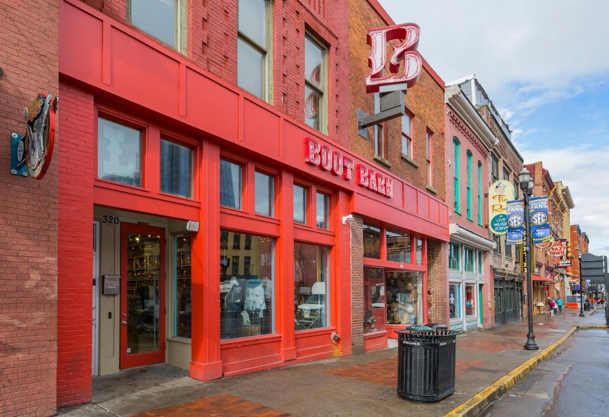 2 Chic Lofts Right On Broadway Strip Sleeps 10 Holiday home *