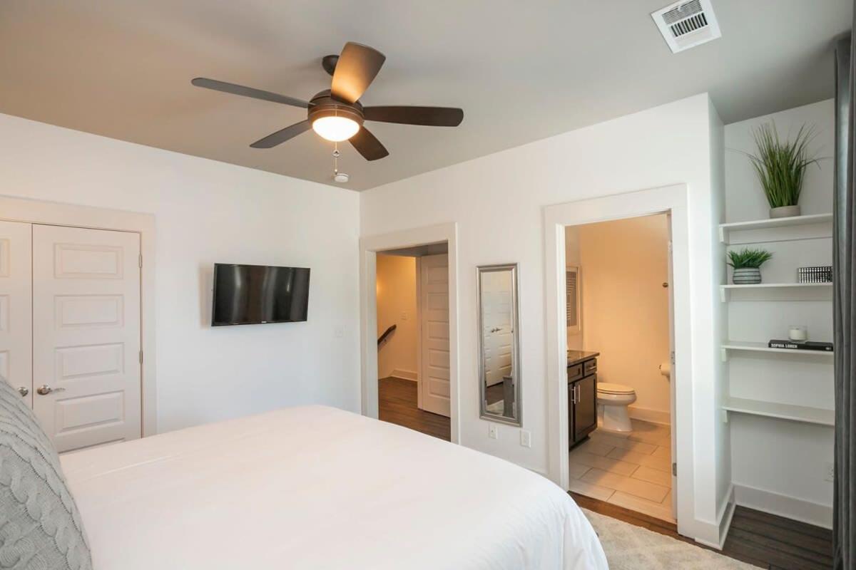 Spacious W Bar & Pool Table & Garage Near Belmont Holiday home