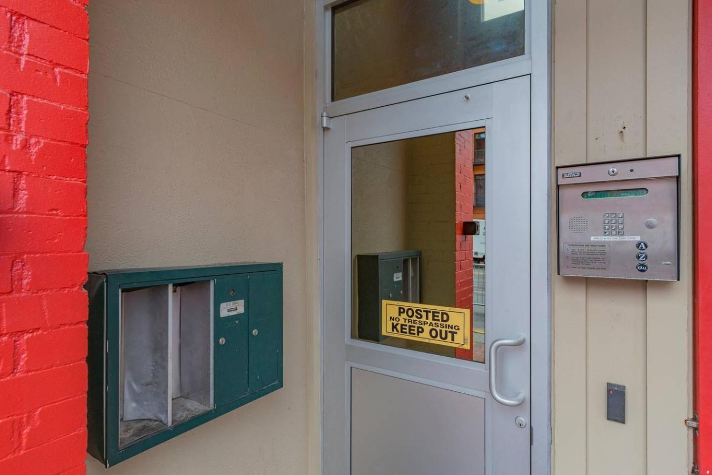 Spacious Penthouse On The Broadway Strip Apartment *