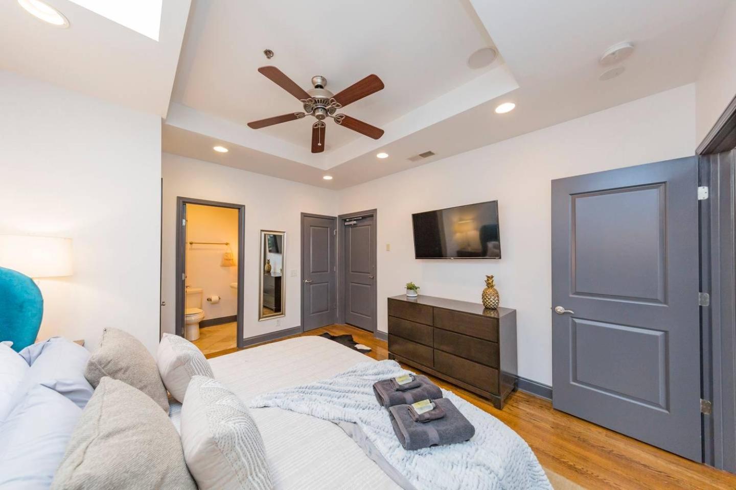 Spacious Penthouse On The Broadway Strip *