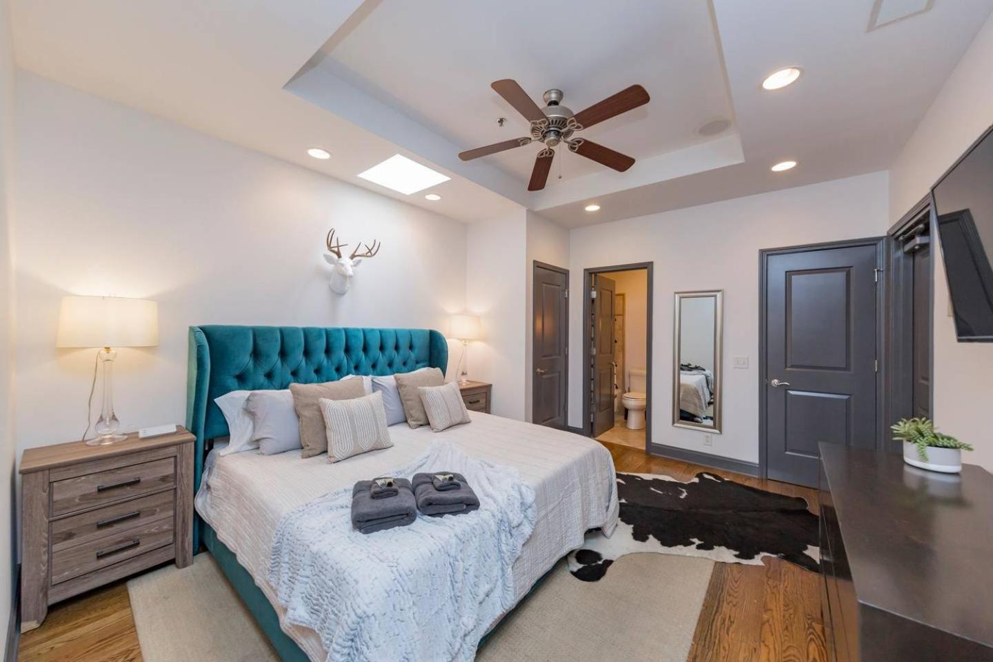 Apartment Spacious Penthouse On The Broadway Strip