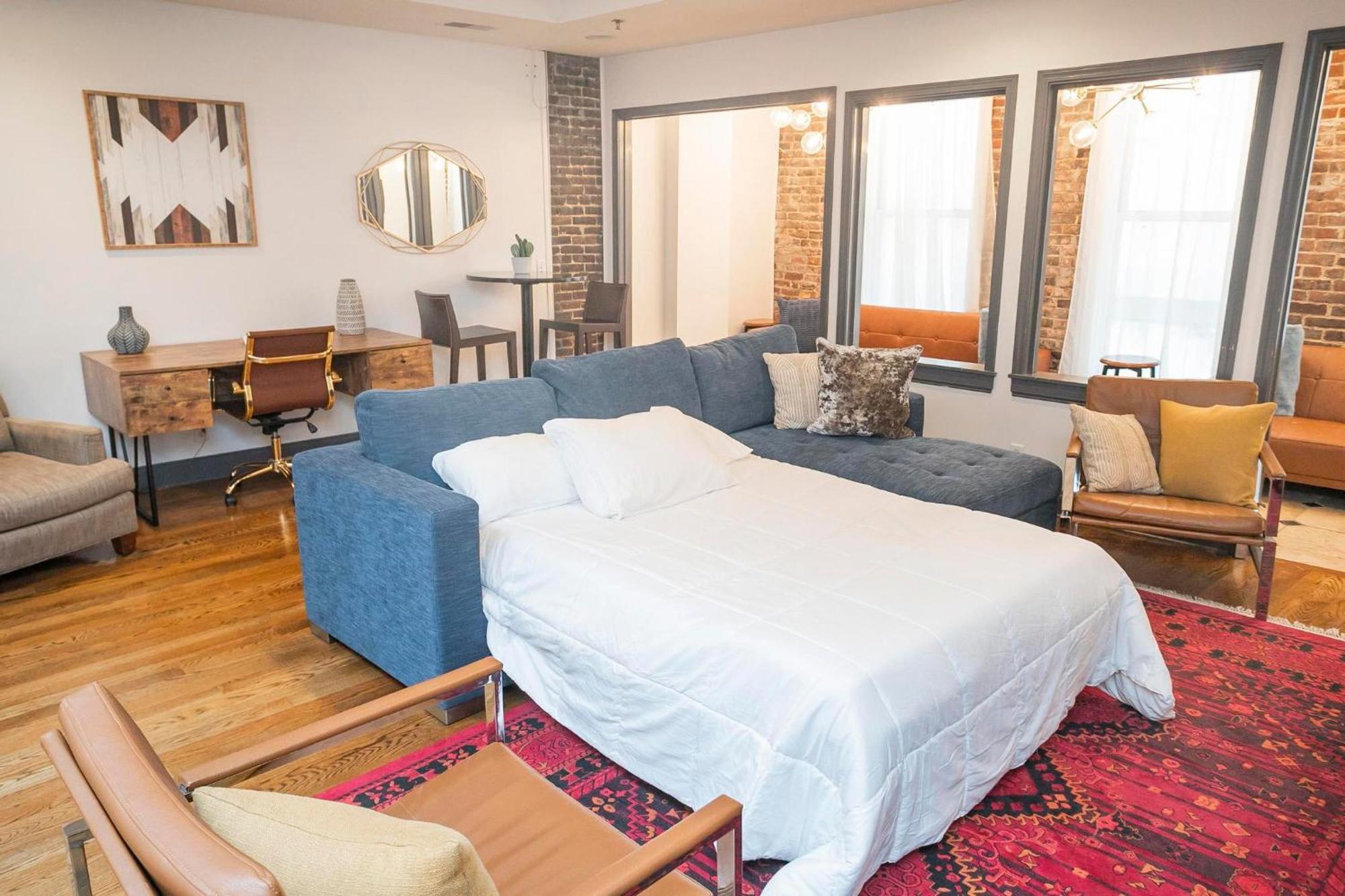 Spacious Penthouse On The Broadway Strip *