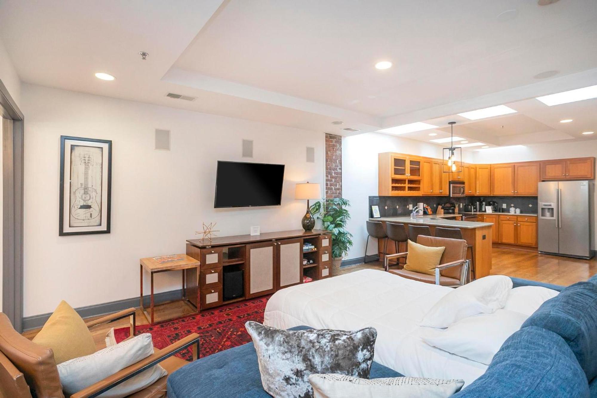 Spacious Penthouse On The Broadway Strip Apartment