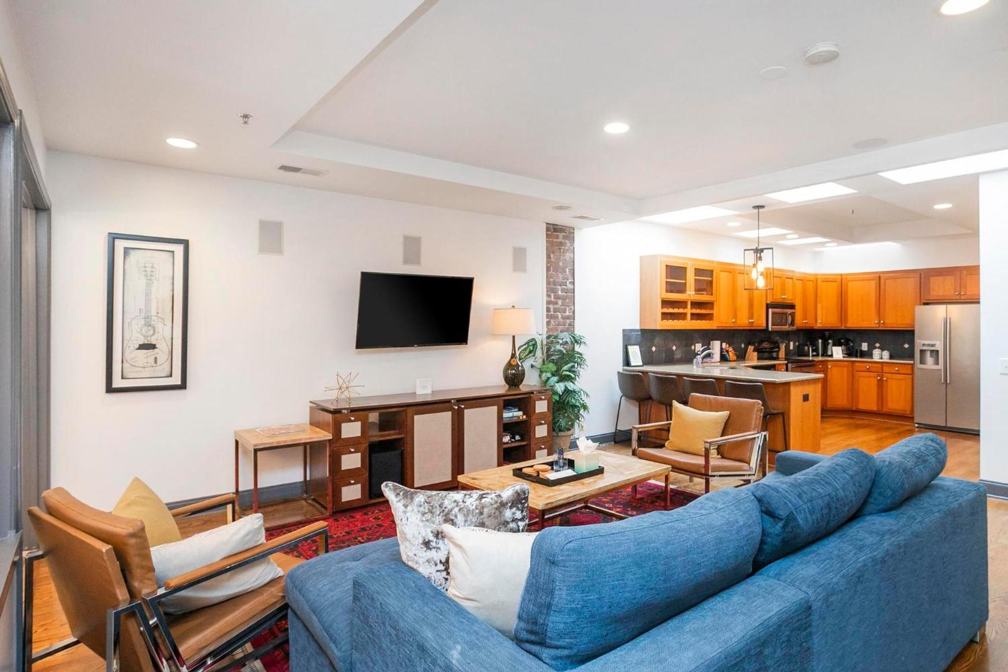 Apartment Spacious Penthouse On The Broadway Strip *