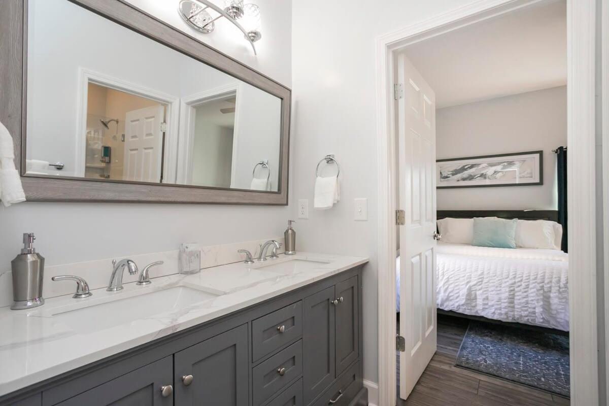 Spacious Only 2 Miles From Downtown Holiday home *