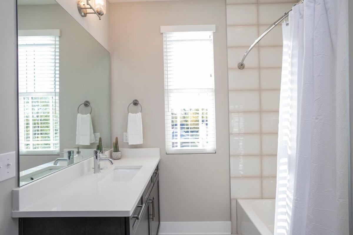 2 Miles To Broadway W Rooftop Deck Grill & Garage Holiday home *