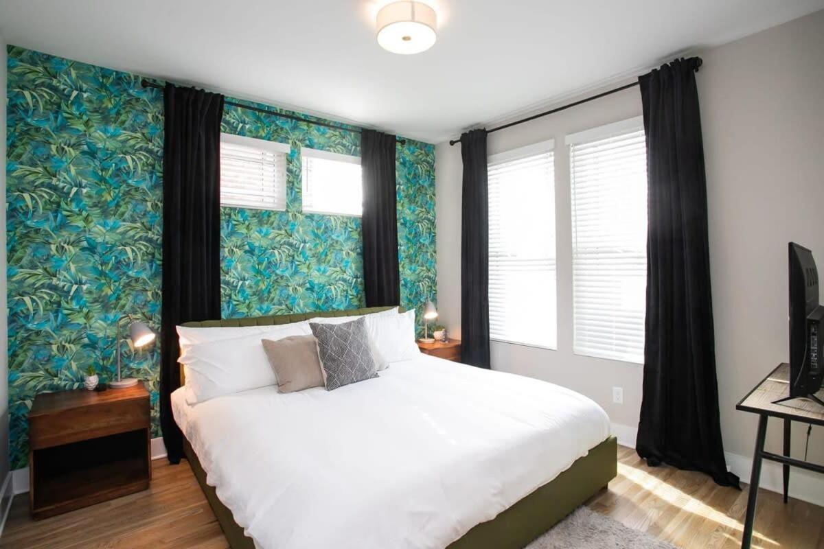 Holiday home 2 Miles To Broadway W Rooftop Deck Grill & Garage