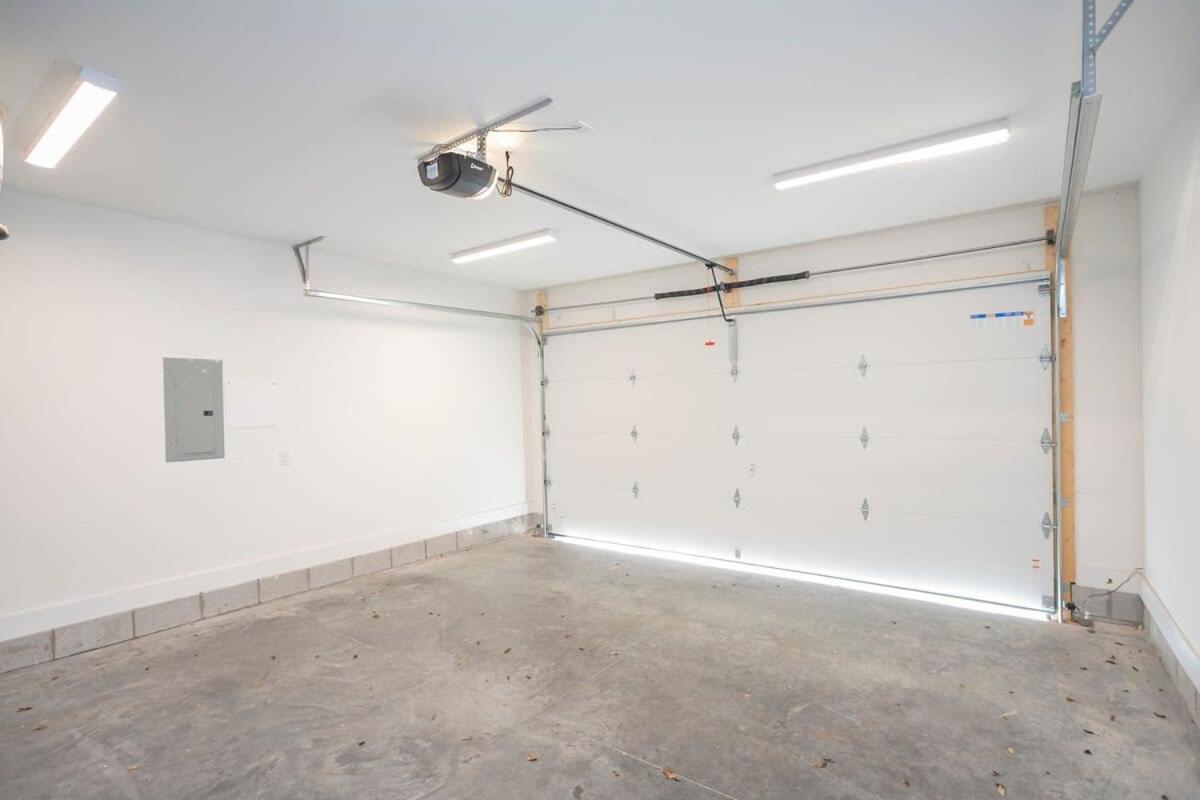 2 Miles To Broadway W Rooftop Deck Grill & Garage Holiday home *