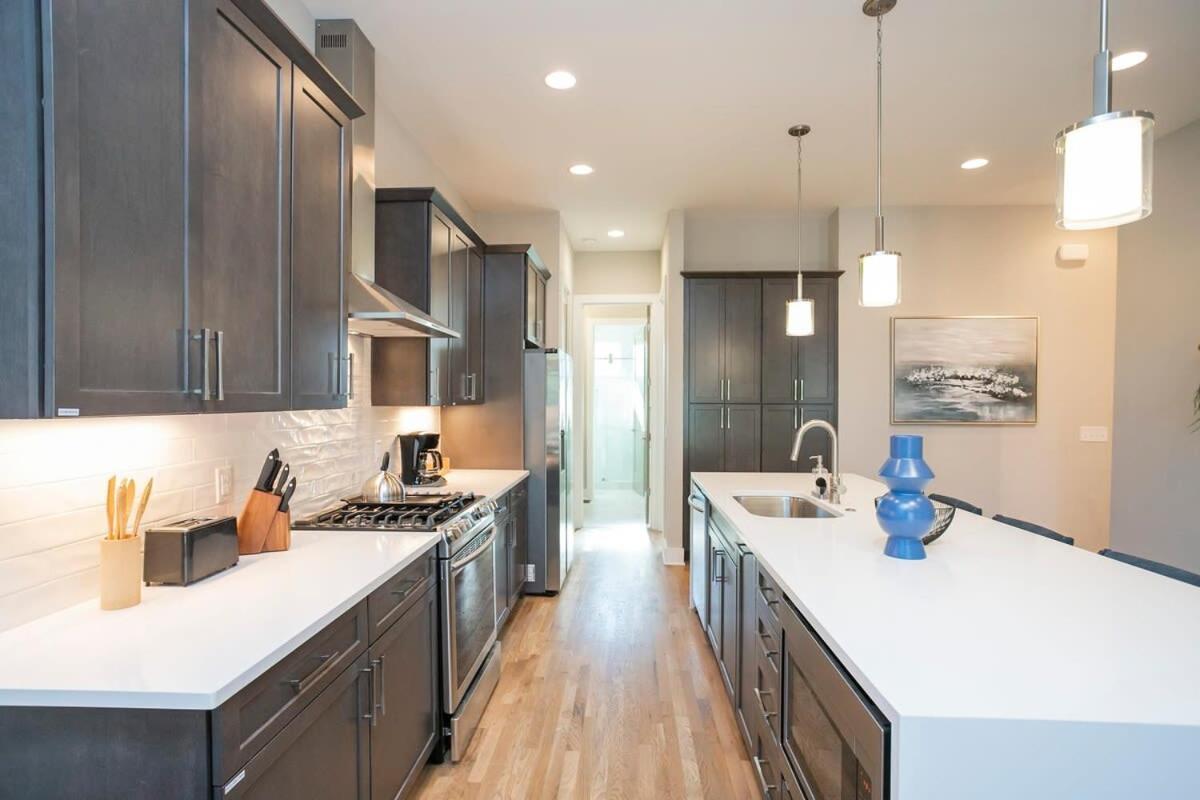Holiday home 2 Miles To Broadway W Rooftop Deck Grill & Garage Nashville