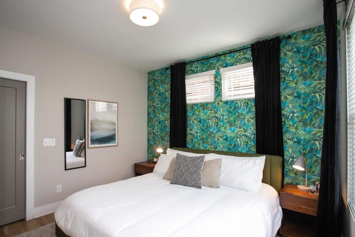 2 Miles To Broadway W Rooftop Deck Grill & Garage