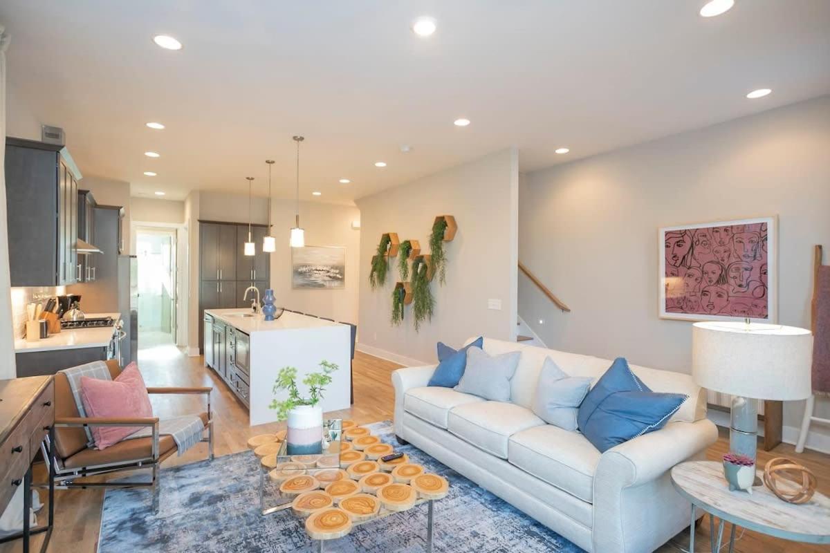 Holiday home 2 Miles To Broadway W Rooftop Deck Grill & Garage