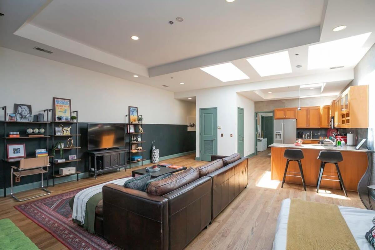 Broadway Penthouse Above Live Music & Bars Holiday home *
