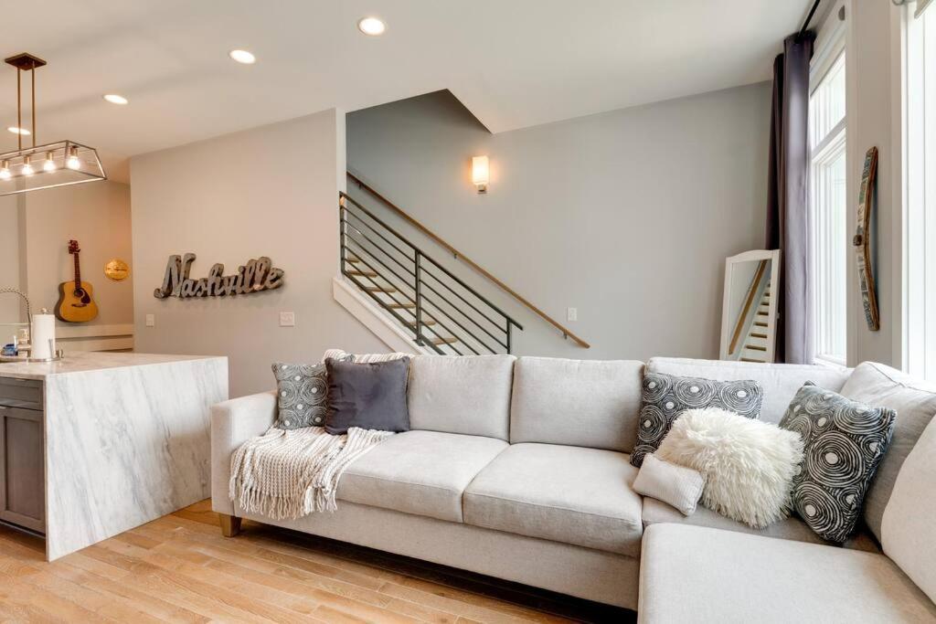 Holiday home 3bd -rooftop Escape- Steps From The Gulch Fun Nashville