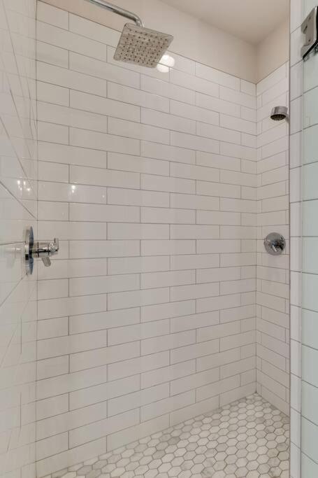 Rooftop Fun, Walk To The Gulch And 12th S Near Broadway Holiday home *