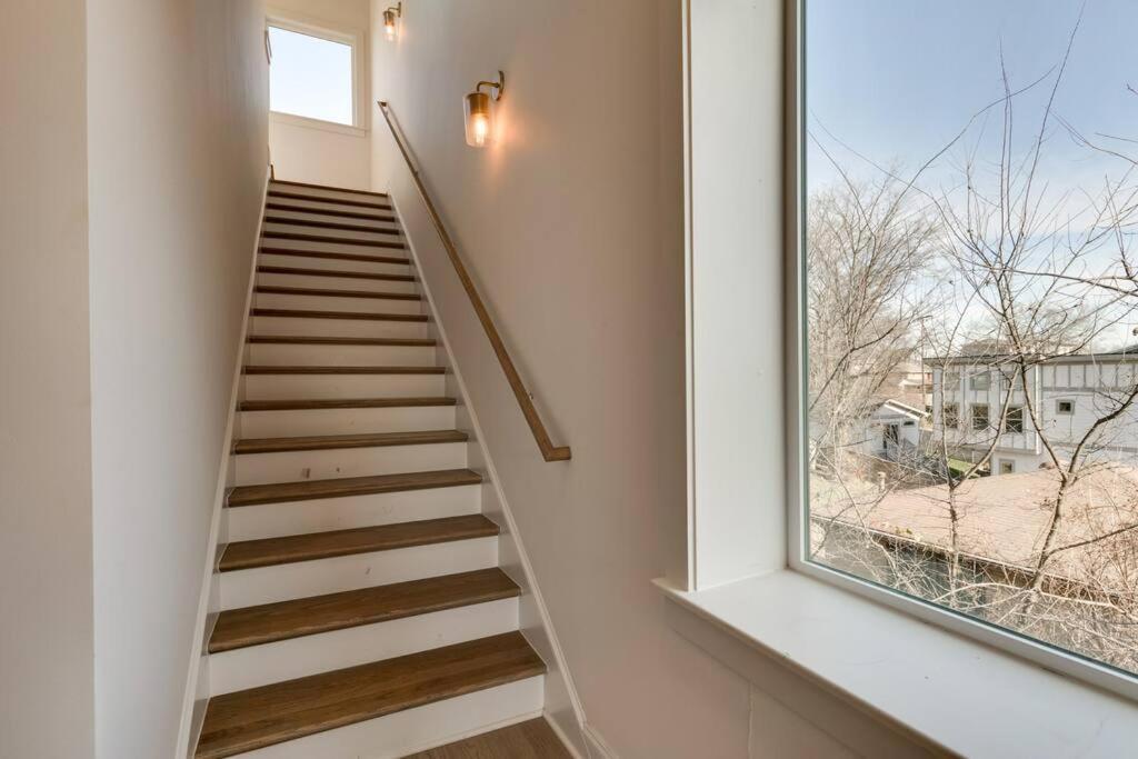 Rooftop Fun, Walk To The Gulch And 12th S Near Broadway Holiday home