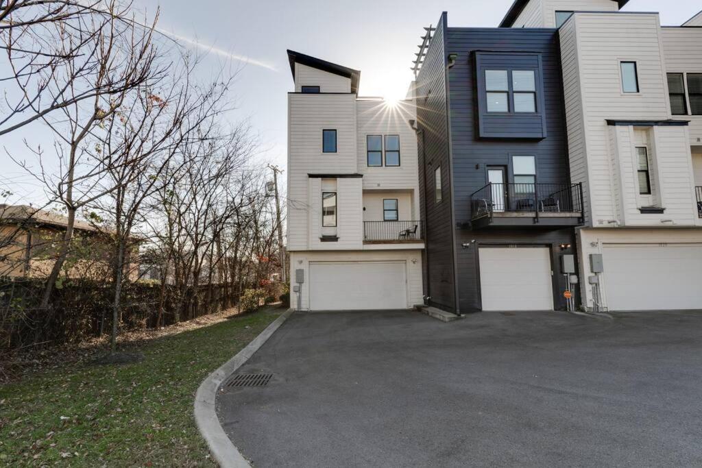 Holiday home Rooftop Fun, Walk To The Gulch And 12th S Near Broadway Nashville