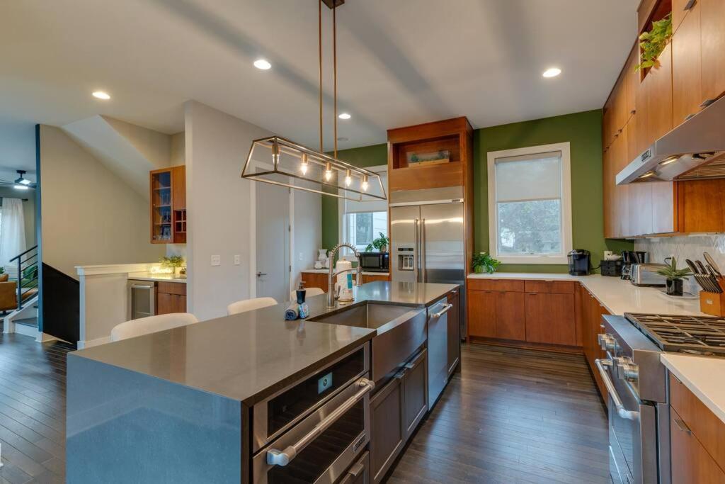 Luxury Townhome! Rooftop-game Room! Near Broadway! * Nashville