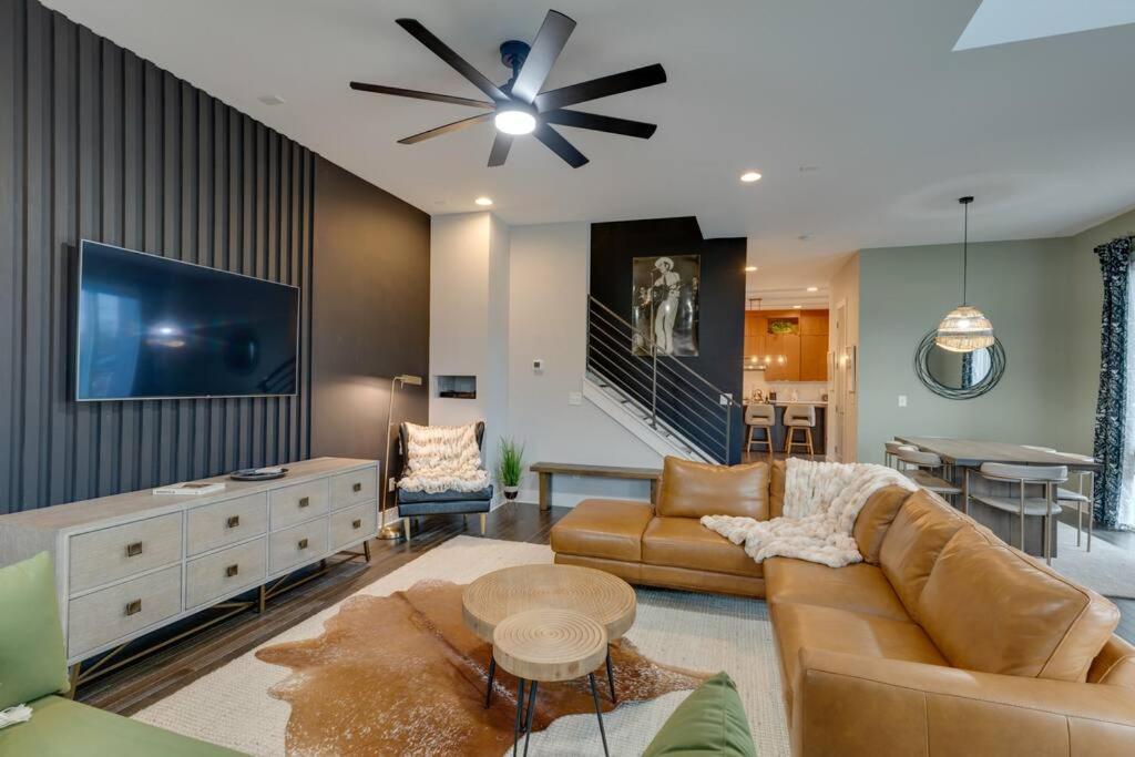 Holiday home Luxury Townhome! Rooftop-game Room! Near Broadway! *