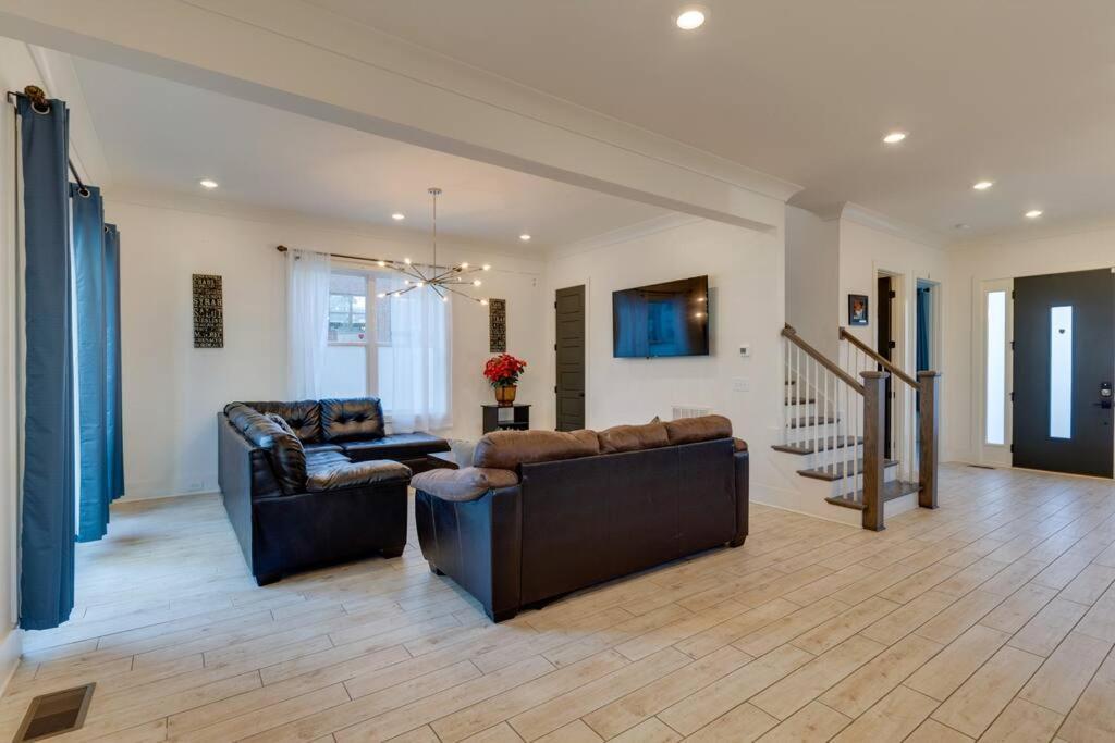 Holiday home Spacious Only 2 Mi To Broadway *