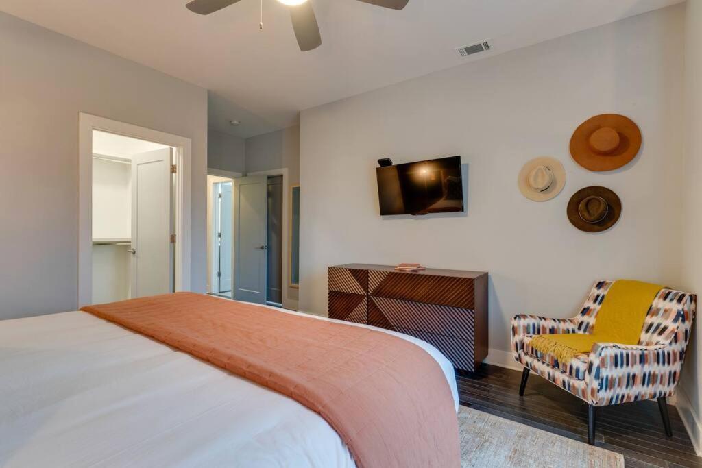 Luxury Townhome! Rooftop-game Room! Near Broadway!