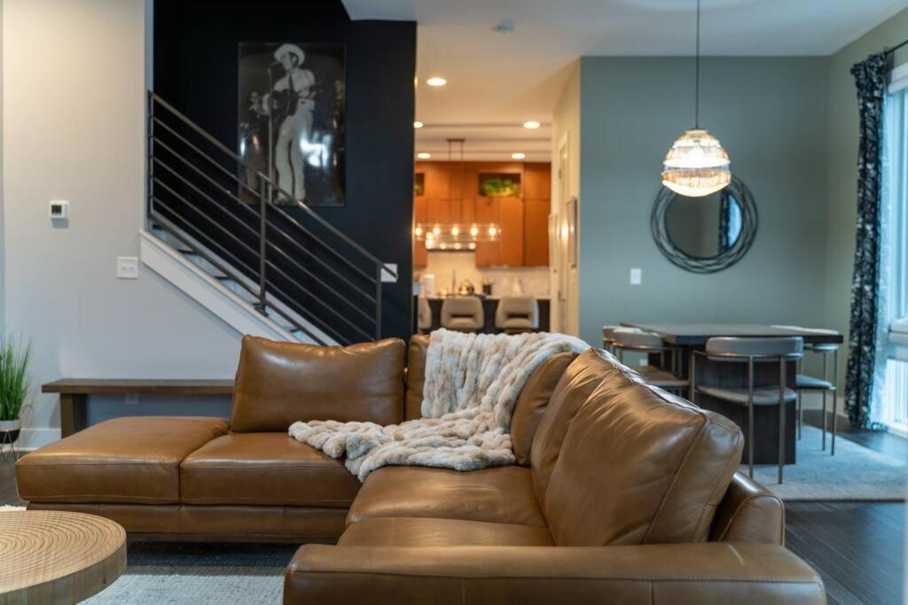 Holiday home Luxury Townhome! Rooftop-game Room! Near Broadway! *