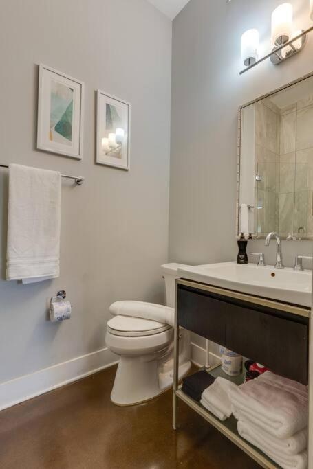 Luxury Townhome! Rooftop-game Room! Near Broadway! Holiday home Nashville
