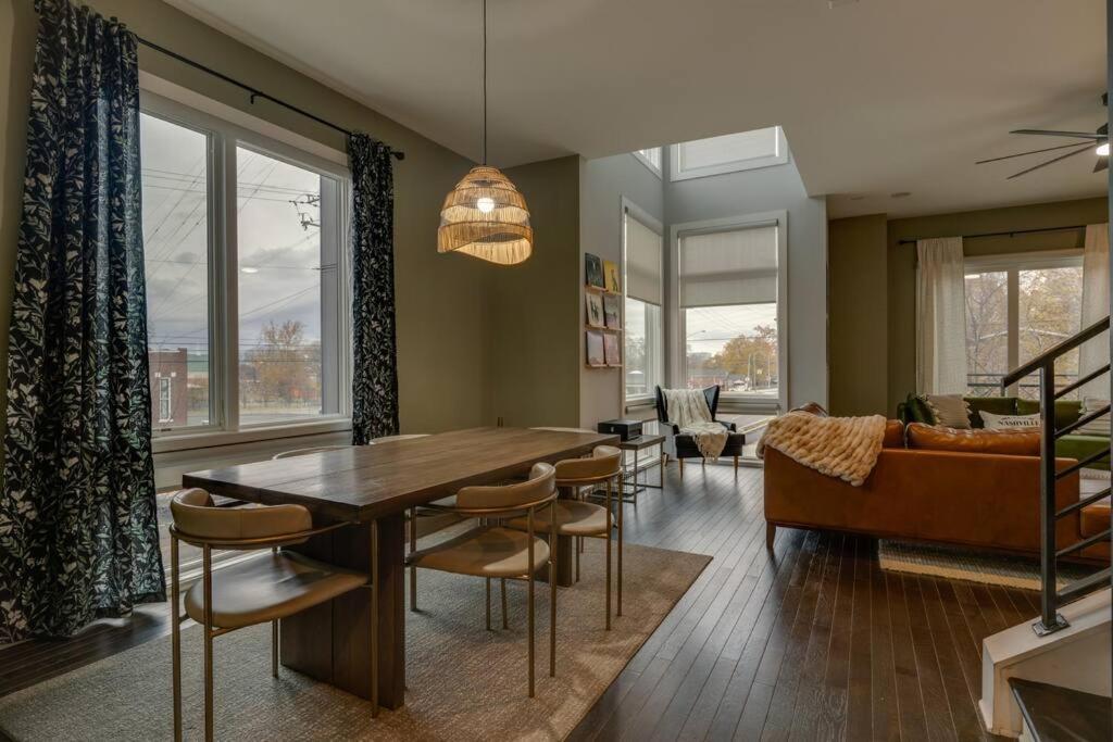 Luxury Townhome! Rooftop-game Room! Near Broadway!