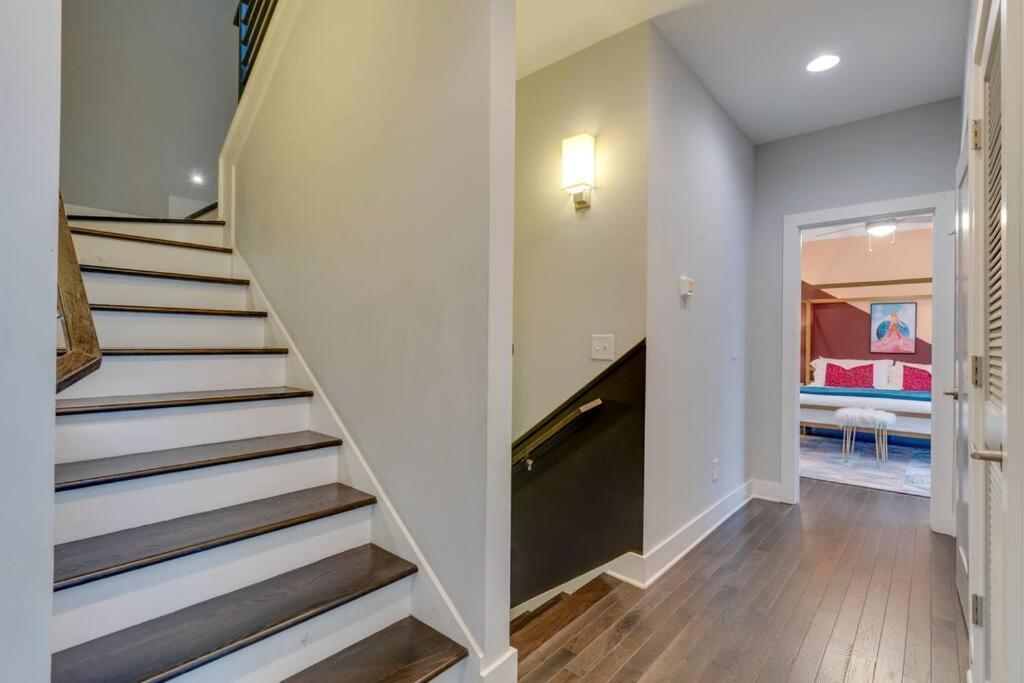 Luxury Townhome! Rooftop-game Room! Near Broadway! Holiday home
