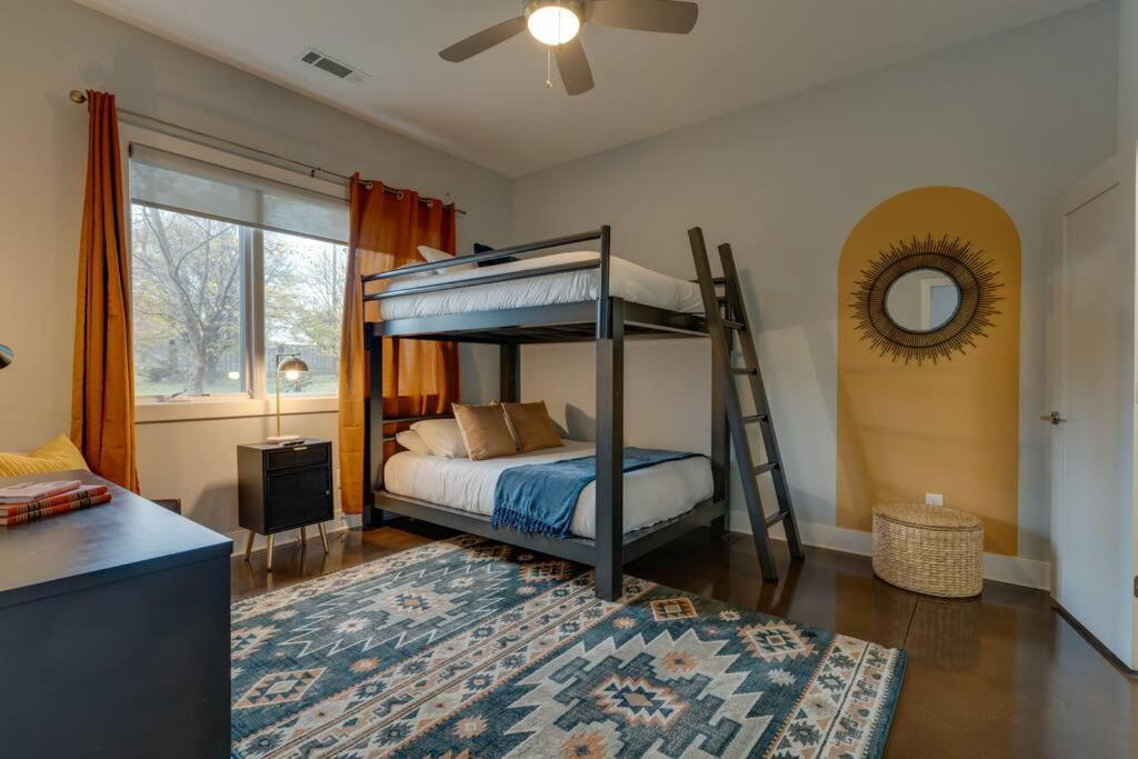 Luxury Townhome! Rooftop-game Room! Near Broadway!