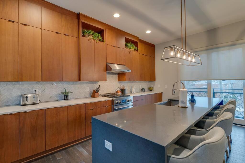 Luxury Townhome! Rooftop-game Room! Near Broadway! Holiday home