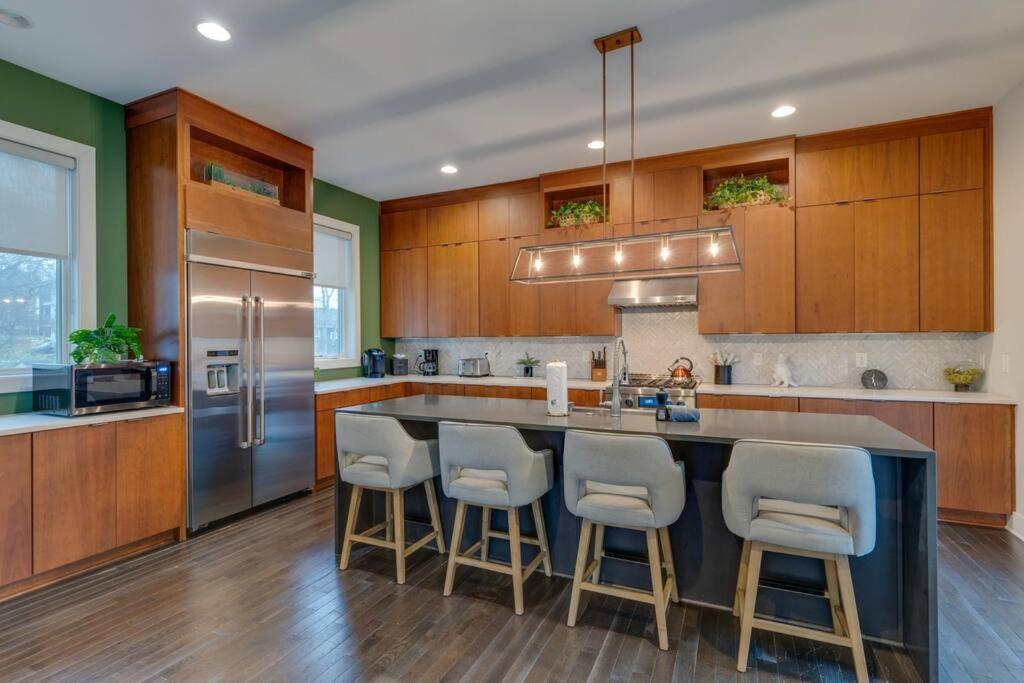 Luxury Townhome! Rooftop-game Room! Near Broadway! Holiday home