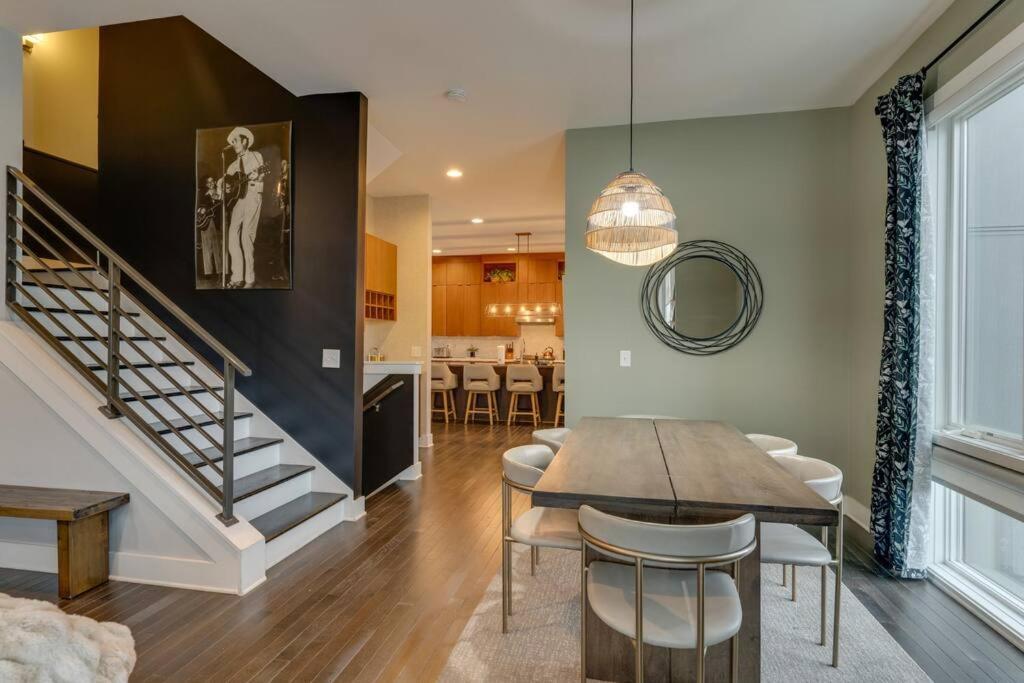 Holiday home Luxury Townhome! Rooftop-game Room! Near Broadway! *