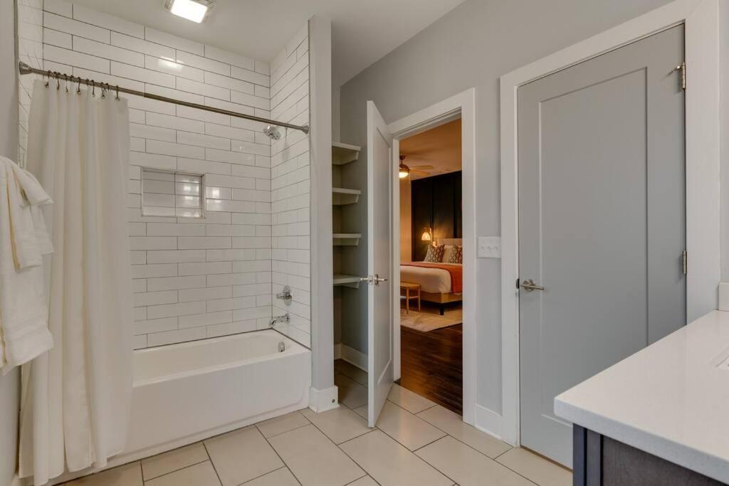 Holiday home Luxury Townhome! Rooftop-game Room! Near Broadway! Nashville
