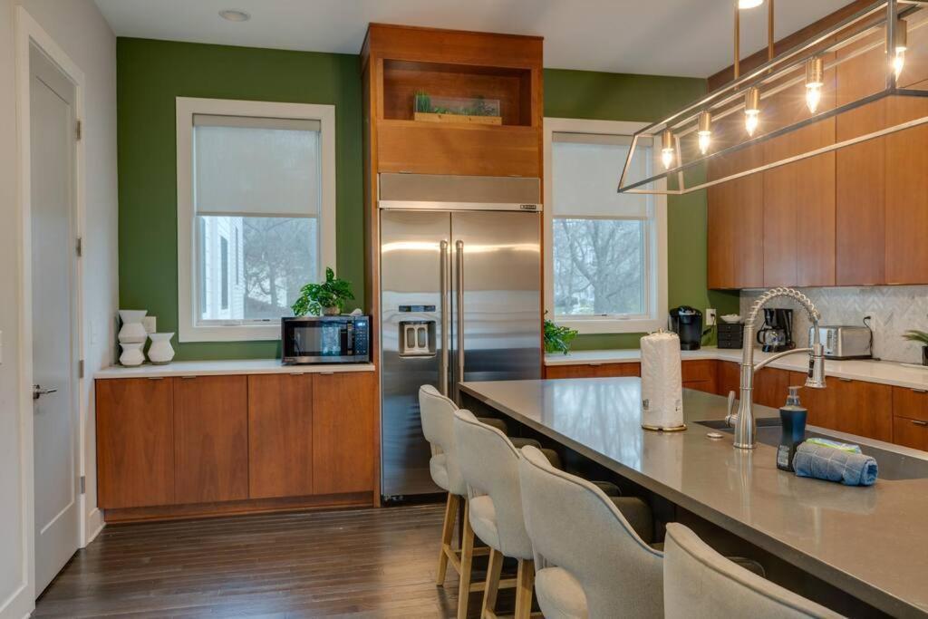 Luxury Townhome! Rooftop-game Room! Near Broadway! Nashville