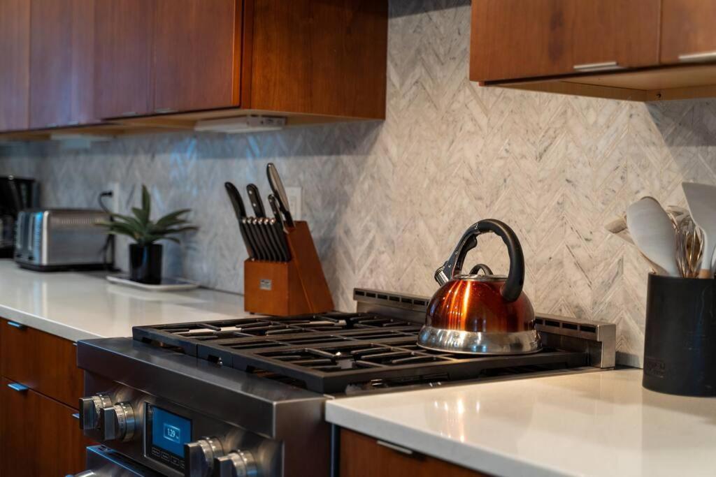 Luxury Townhome! Rooftop-game Room! Near Broadway! Holiday home