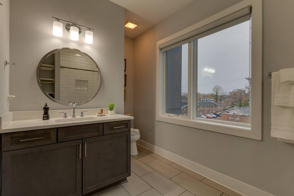 Luxury Townhome! Rooftop-game Room! Near Broadway! Holiday home