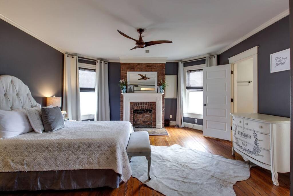 Holiday home Historic Gem! Fire Pit, 2 Miles To Broadway!