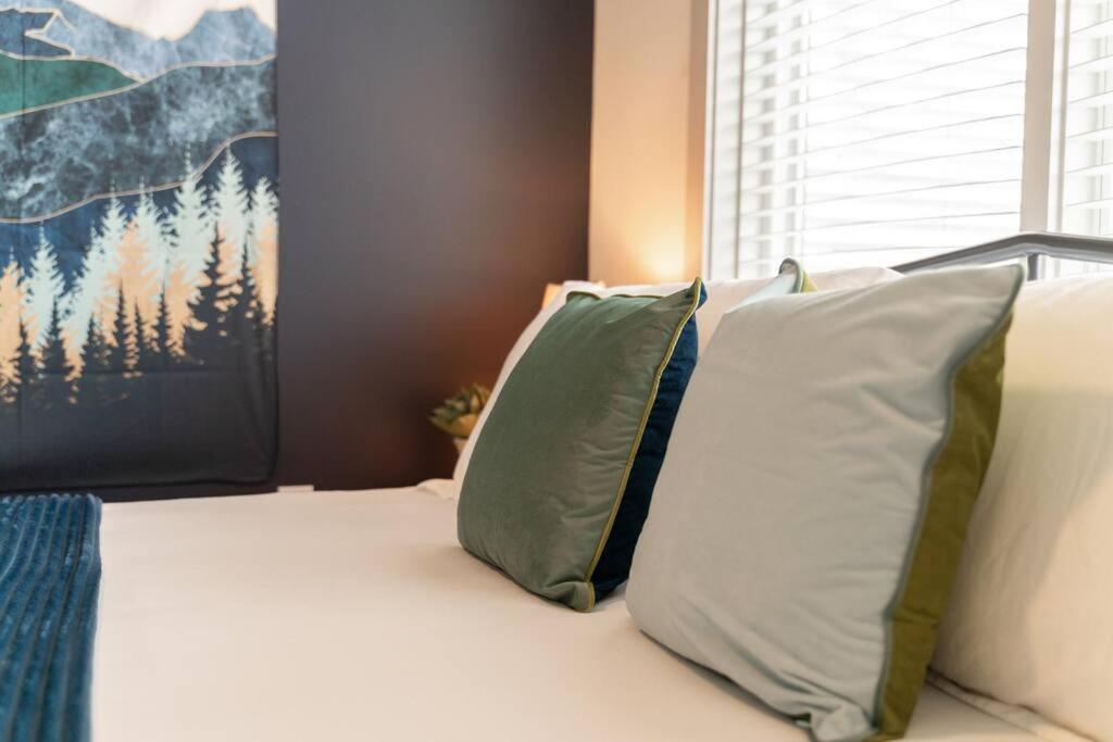 Apartment Chic Condo, 2mi To Downtown, Sleeps 8, By Geodis *