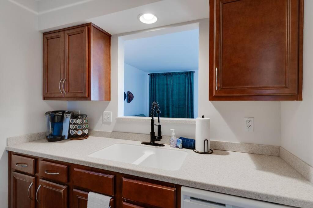 Amazing Pool, Steps 2 Broadway Right On The Riverfront!