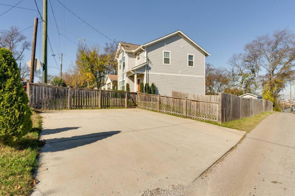 3 Bedroom Home- Huge Yard, 4 Miles To Broadway *