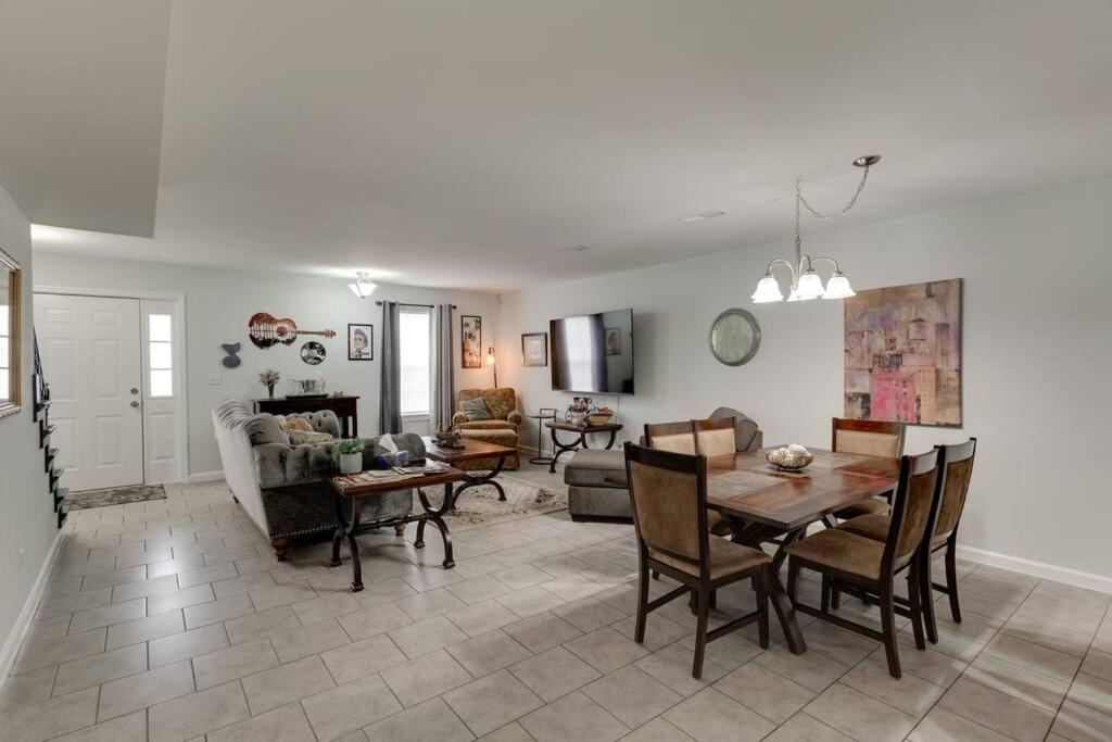 Apartment Beautiful 3 Bedroom- Free Parking 2m To Broadway *