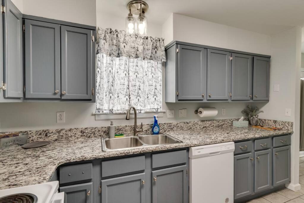 Apartment Beautiful 3 Bedroom- Free Parking 2m To Broadway *